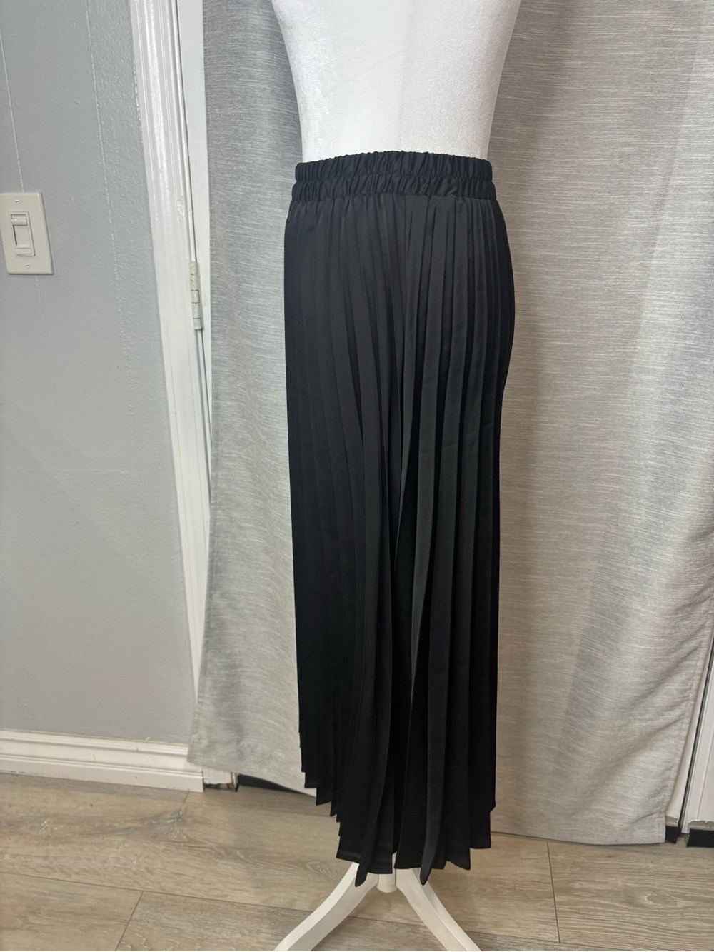 Classic Black Pleated Midi Skirt with Elastic Waist - Picture 2 of 6
